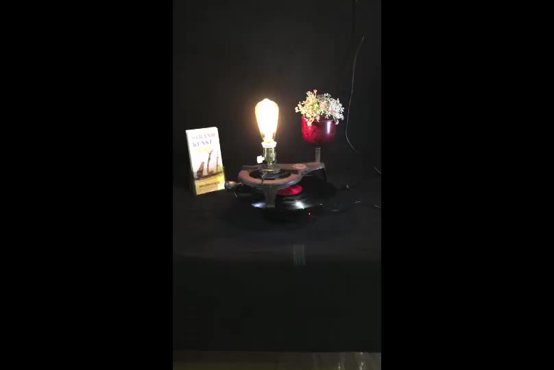 Alter Campingkocher als Tischlampe, mit Edison-Glühfadenlampe